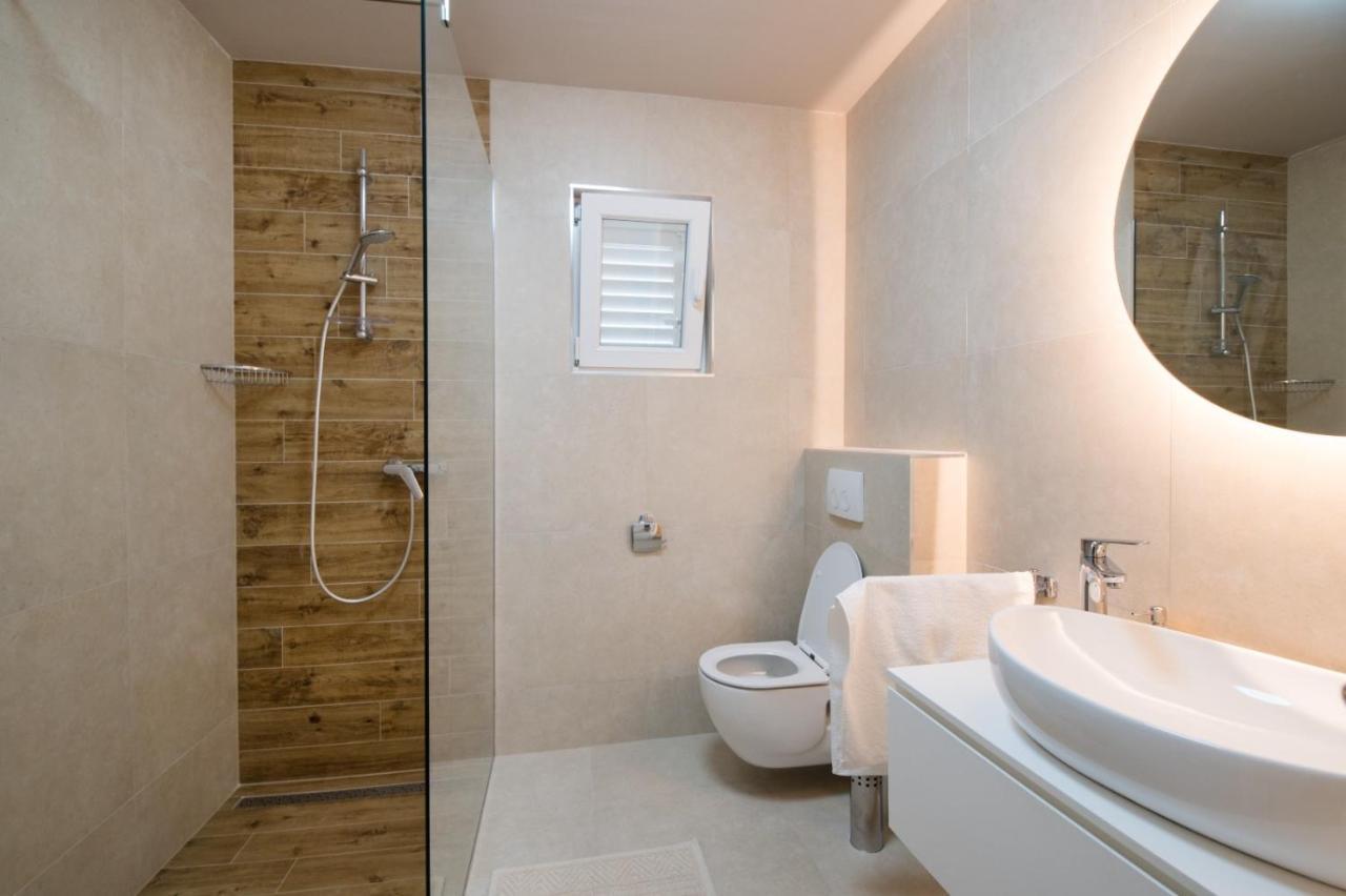 Brand New Aparment With Sea View & Swimming Pool At Ciovo - Villa Fiorentini Trogir Kültér fotó