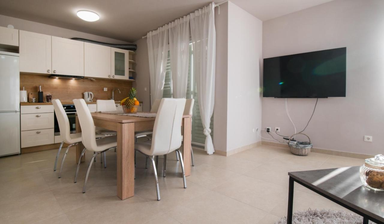 Brand New Aparment With Sea View & Swimming Pool At Ciovo - Villa Fiorentini Trogir Kültér fotó