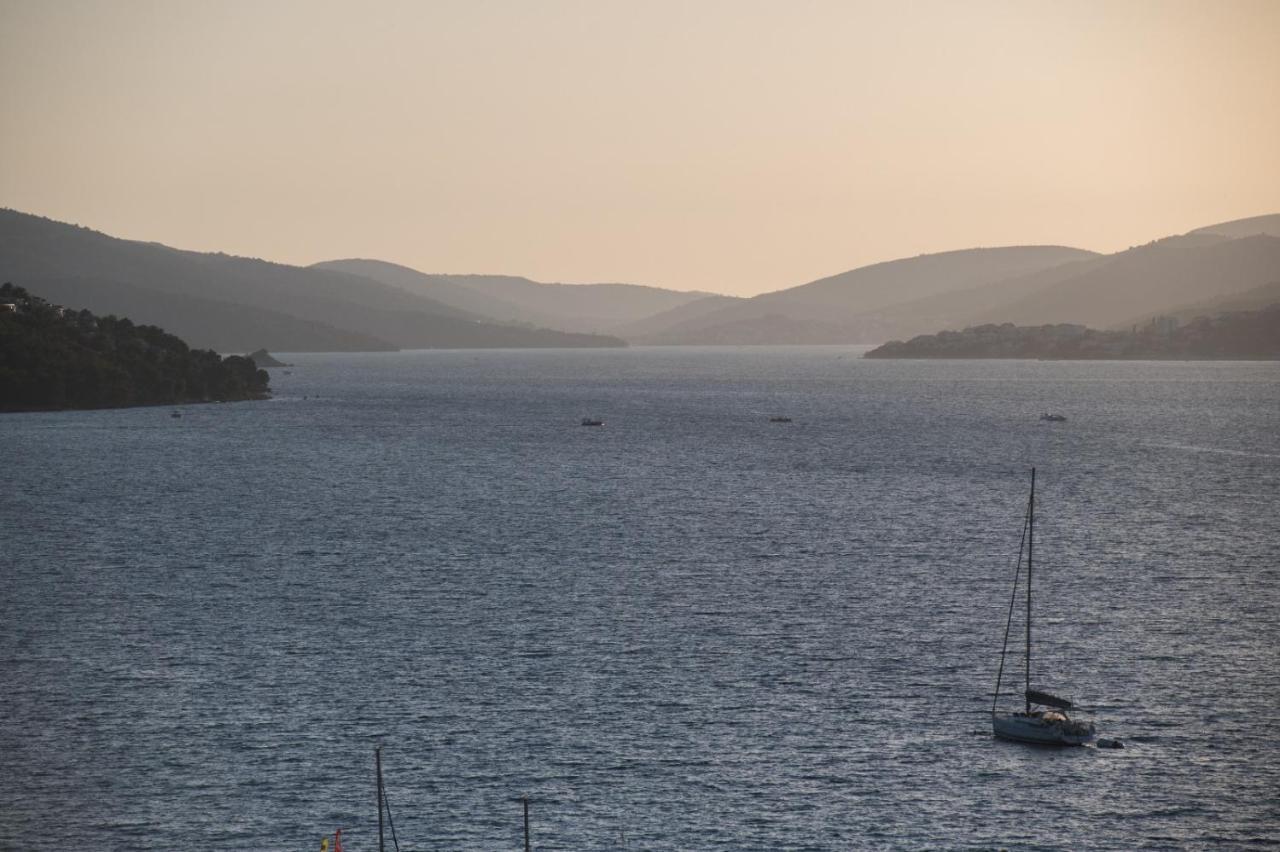 Brand New Aparment With Sea View & Swimming Pool At Ciovo - Villa Fiorentini Trogir Kültér fotó