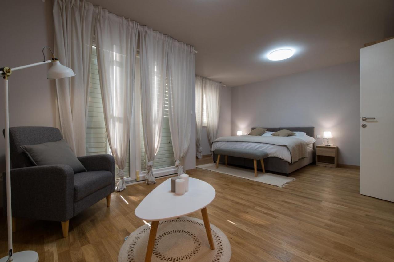 Brand New Aparment With Sea View & Swimming Pool At Ciovo - Villa Fiorentini Trogir Kültér fotó