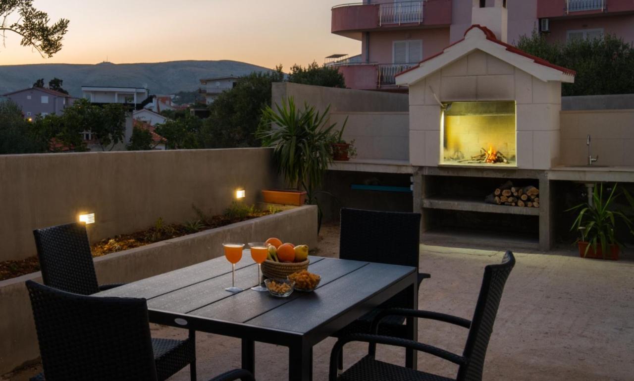 Brand New Aparment With Sea View & Swimming Pool At Ciovo - Villa Fiorentini Trogir Kültér fotó